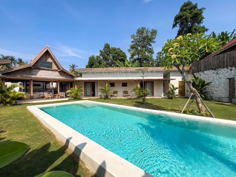 TRADITIONAL JOGLO AND MODERN STYLE 3 BEDROOM VILLA FOR SALE LEASEHOLD IN KEDUNGU BE-1976 